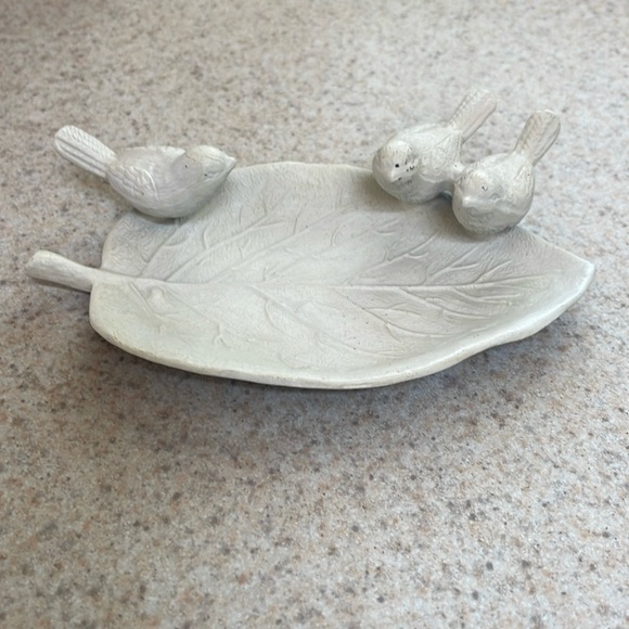 WHITE BIRDS ON LEAF TRINKET DISH TRAY 
3 birds detailed leaf white paint metal - Picture 2 of 6